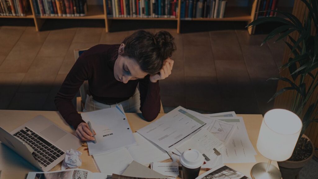 Girl studying with laptop, showing how to keep yourself motivated to study with focus and dedication.